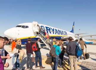 Ryanair cobrará diez euros por cada dedo que vaya en cabina al considerarlo equipaje de mano