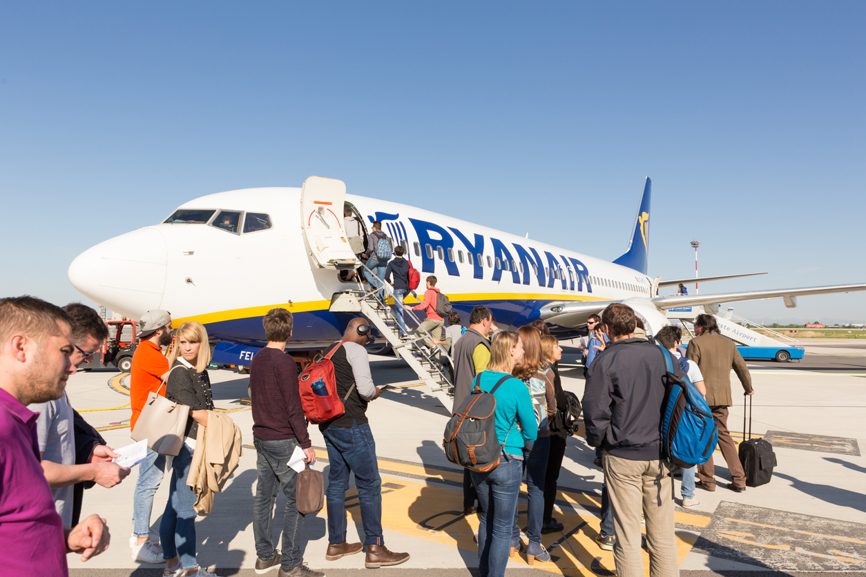 Ryanair cobrará diez euros por cada dedo que vaya en cabina al considerarlo equipaje de mano