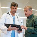 Un médico le da tres meses de vida a un procrastinador consciente de que tardará al menos dos años en morirse