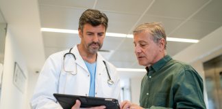 Un médico le da tres meses de vida a un procrastinador consciente de que tardará al menos dos años en morirse