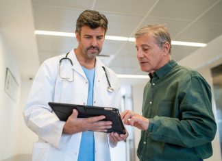 Un médico le da tres meses de vida a un procrastinador consciente de que tardará al menos dos años en morirse