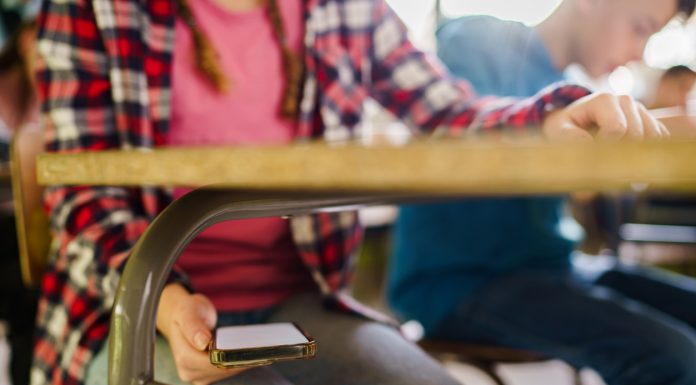 Los niños podrán usar el móvil en clase, pero solo para llamar a la ambulancia cuando sufran un golpe de calor