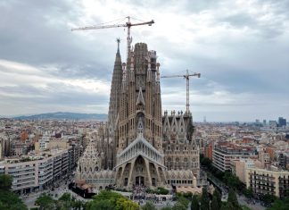 Barcelona desmonta la Sagrada Familia tras la visita del papa