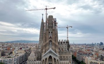 Barcelona desmonta la Sagrada Familia tras la visita del papa