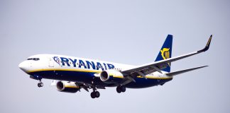 Investigan a Ryanair por cobrar un suplemento por “el milagro de volar como un pájaro”