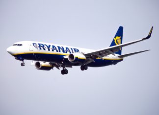 Investigan a Ryanair por cobrar un suplemento por “el milagro de volar como un pájaro”
