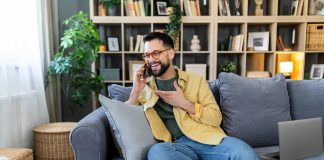 Llama a atención al cliente de Somos Conexión para solventar un problema técnico y acaba quejándose de su jefe y del capitalismo junto a la operadora
