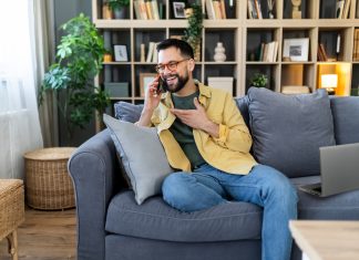 Llama a atención al cliente de Somos Conexión para solventar un problema técnico y acaba quejándose de su jefe y del capitalismo junto a la operadora