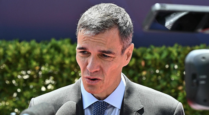 Pedro Sánchez pide que se respete el derecho de su mujer a atravesar el viento sin documentos