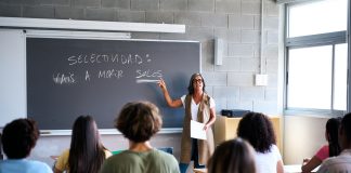 “Nada importa demasiado porque todos morimos solos”, recuerda una profesora a sus alumnos para tranquilizarles de cara a las PAU
