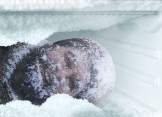 «Pues aquí dormimos con una mantita», dice un señor embutido en un congelador