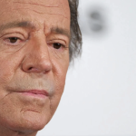 Ningún vecino quiere cuidar de Julio Iglesias este verano